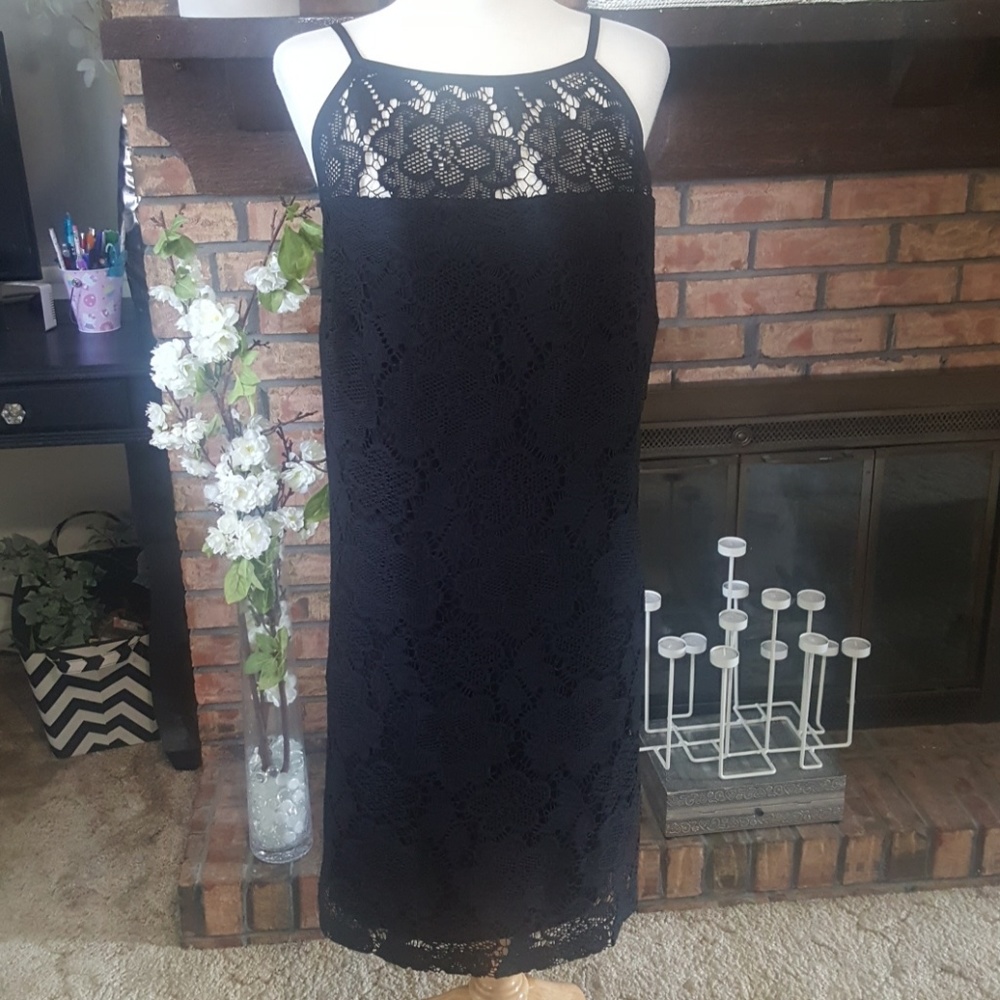 Plus lace dress w tie at neck